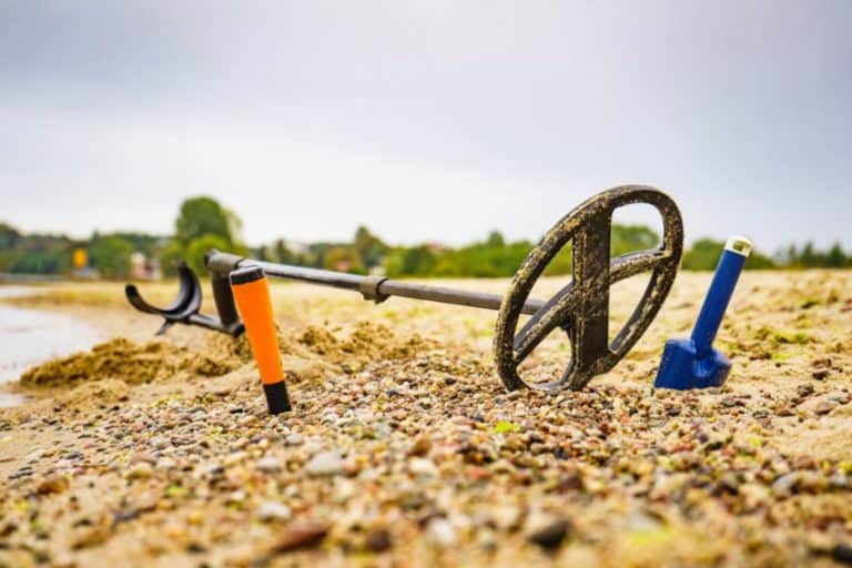 4 Best Pinpointers for the Beach! (For Valuable Finds) Detecting School